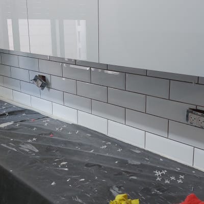 אריחים חדשים מותקנים במטבח עם כיסוי מגן על השיש