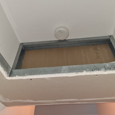 תקרת גבס עם מסגרת מתכת וגלאי עשן