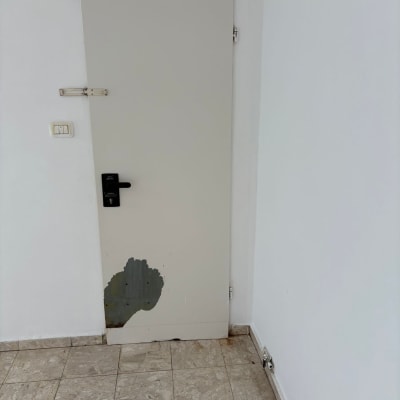 דלת עם פגם בציפוי בתחתית