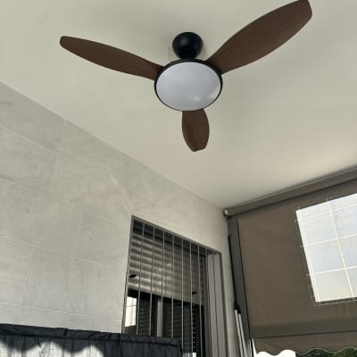 מאוורר תקרה מותקן על תקרה במרפסת