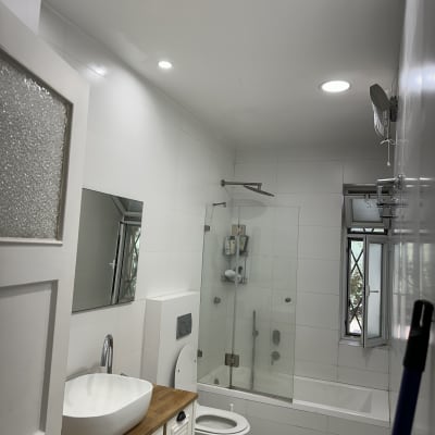 חדר אמבטיה עם כיור, שירותים ומקלחת