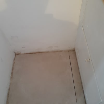 רצפה מלוכלכת עם כתמים בפינה של חדר