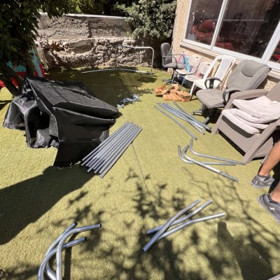 צינורות מתכת וכלי עבודה על דשא סינתטי