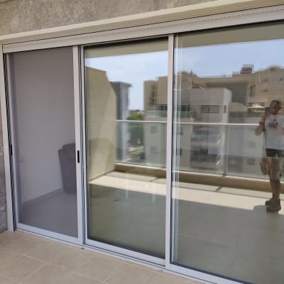 דלתות הזזה מאלומיניום עם זכוכית במרפסת