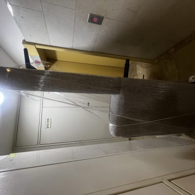 ספה עטופה בניילון במעבר צר