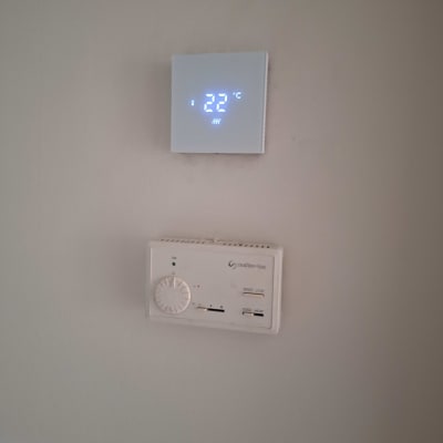 תרמוסטט דיגיטלי ומכשיר חימום על קיר