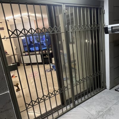 סורג מתכת על דלת זכוכית במרפסת