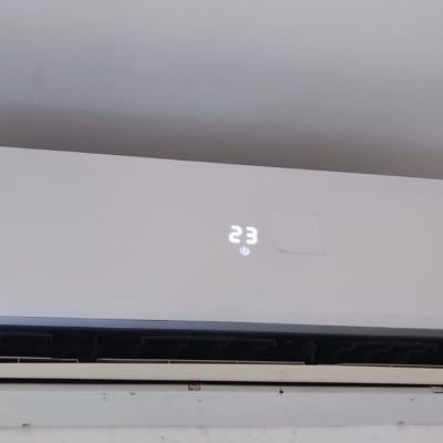 מזגן קיר עם תצוגת טמפרטורה 23 מעלות