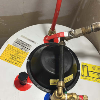 דוד שמש עם צינורות חיבור ומדבקות אזהרה