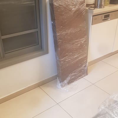 רהיטים עטופים בניילון במטבח, מוכן להובלה