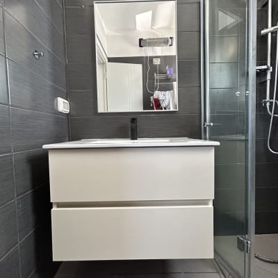 ארון אמבטיה עם מראה וכלים לתיקון