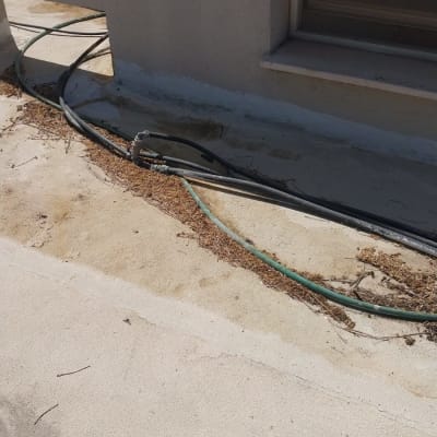 צינורות וחיבורים על גג ליד חלון