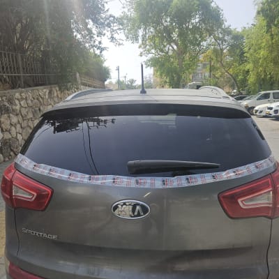 רכב עם מדבקה על השמשה האחורית