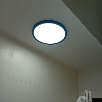 תאורה עגולה מותקנת בתקרה לבנה