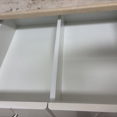 מגירה ריקה ונקייה עם משטח עליון מעט מלוכלך