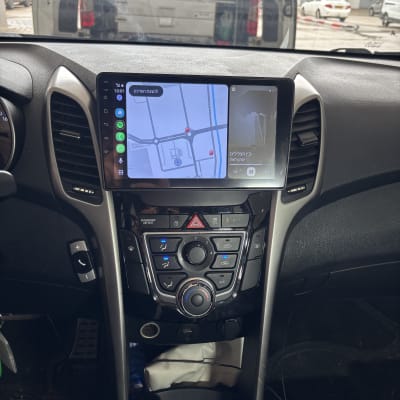מערכת ניווט ברכב עם מסך מגע