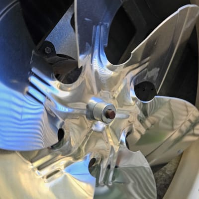 מאוורר מתכת מבריק בתוך מערכת מיזוג אוויר