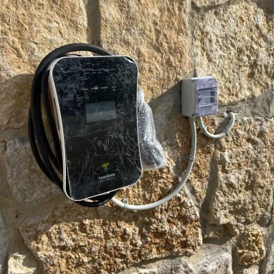 מטען חשמלי לקיר עם כבל מחובר