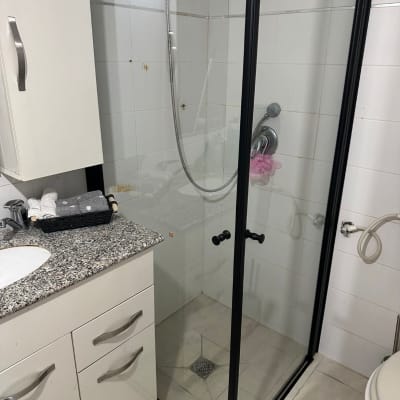 מקלחון זכוכית עם ראש מקלחת מתכתי