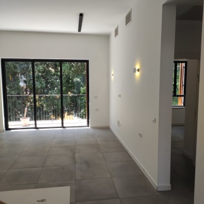 קירות צבועים בלבן עם תאורה על הקיר