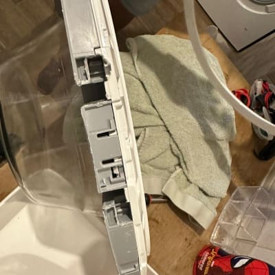 חלק פלסטיק אפור עם חיבורים חשמליים