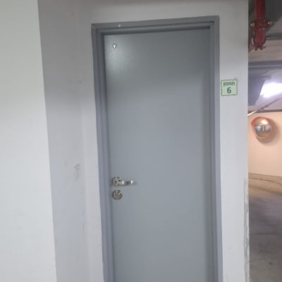 דלת אפורה עם שלט מחסן 6