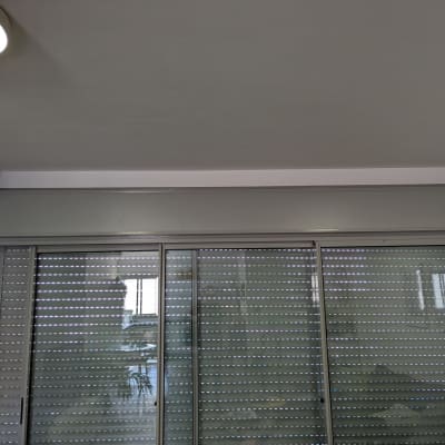 תריסים אפורים סגורים עם חריצים לאור