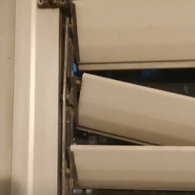 תריסים לבנים עם מנגנון פתיחה וסגירה