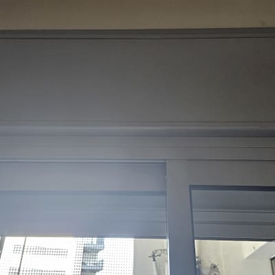 תריסים מותקנים על חלון עם מסגרת מתכת