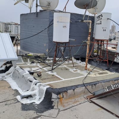 גג עם דודי שמש, אנטנות וכבלים חשמליים