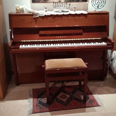 פסנתר עומד עם כיסא, ללא כלי כיוון נראים