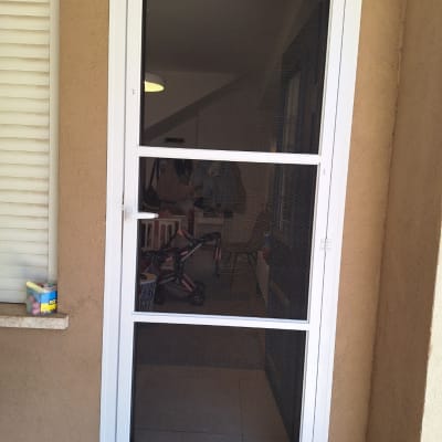 דלת אלומיניום לבנה עם רשת