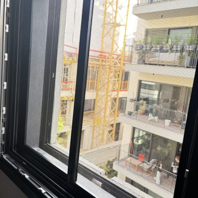 חלון אלומיניום עם מסגרת שחורה ומסך רשת