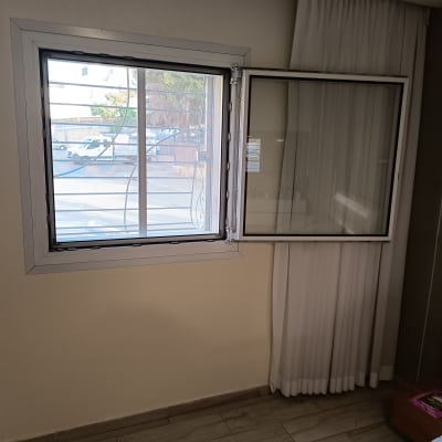 חלון עם תריס פתוח למחצה