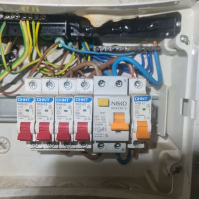 לוח חשמל עם מפסקים וחוטי חשמל צבעוניים