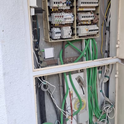 לוח חשמל עם חוטים וכלים חשמליים