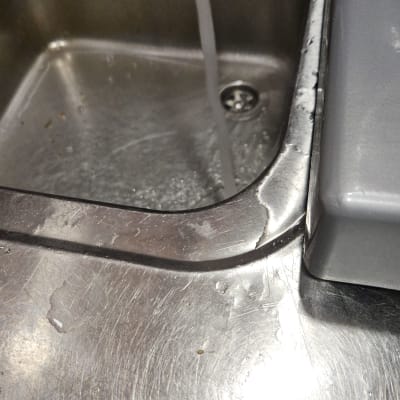 כיור נירוסטה עם מים זורמים