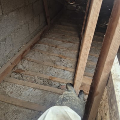 עבודת ניקיון בעליית גג עם כפפה וכלים