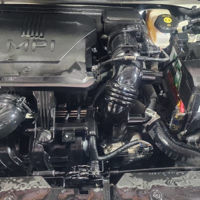 מנוע רכב עם כיתוב MPI וסוללה בצד ימין