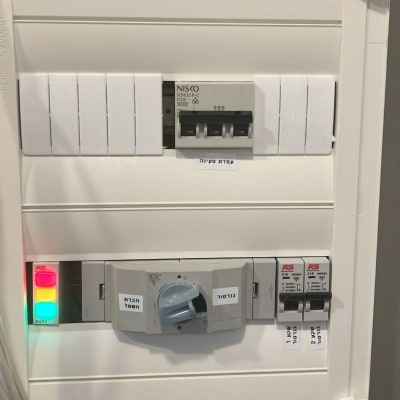 לוח חשמל עם מפסקים וכבלים חשמליים