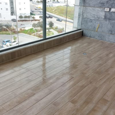 רצפה רטובה ונקייה במרפסת עם חלונות זכוכית