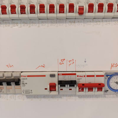 לוח חשמל עם מפסקים ומתגים