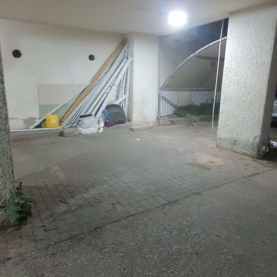 אור תקרה דולק בחניון מקורה