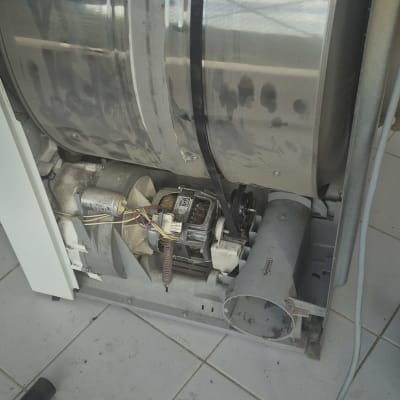 תמונה של חלק פנימי של מכונת כביסה עם תוף ומנוע