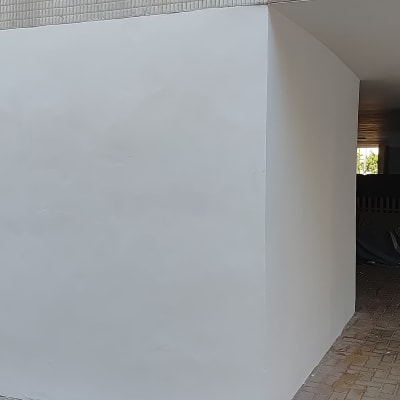 קיר לבן עם רצפת מרצפות, מתאים לעבודות שיפוץ