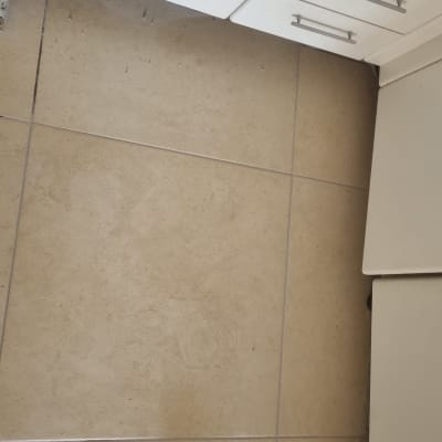 ארונות מטבח ורצפה עם סמרטוטים וכלי עבודה