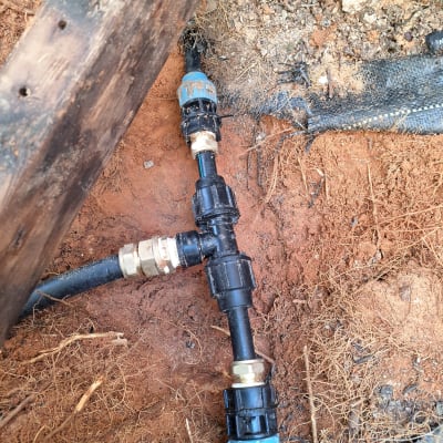 צינורות פלסטיק מחוברים עם מחברים מתכתיים באדמה