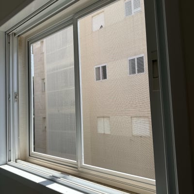 חלון אלומיניום עם רשת מבט מבחוץ