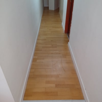 מסדרון עם קיר גבס בצד ימין