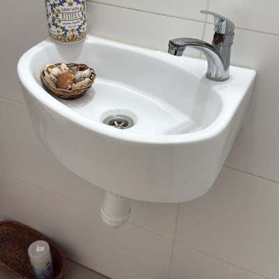 כיור עם ברז וסבון נוזלי בחדר אמבטיה